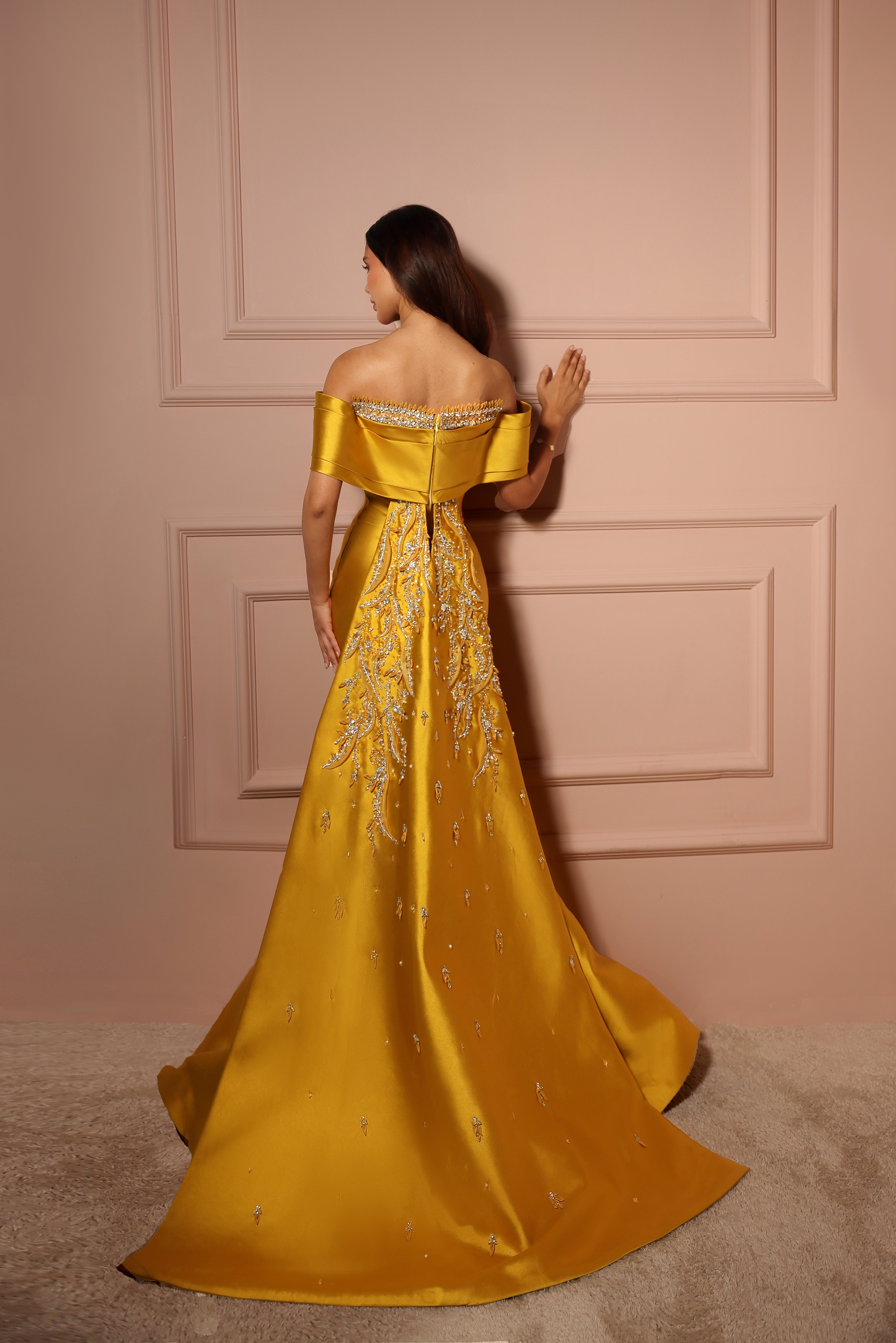 فستان سهرة كركمي فاخر بالشك اليدوي الكريستالي أنيق في الظهر