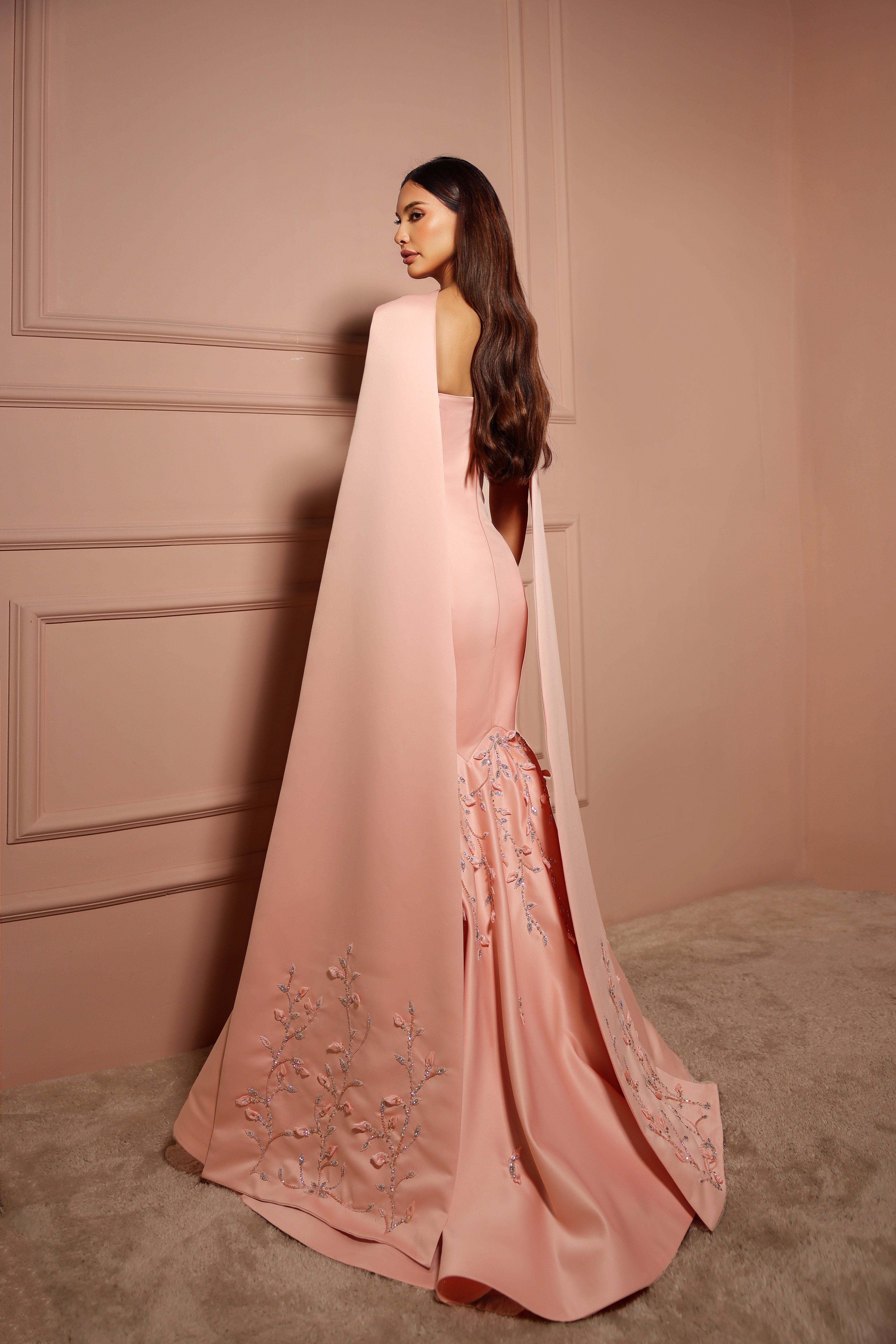 فستان سهرة وردي ساتان مع كاب ملكي طويل وتفاصيل الشك الفاخر