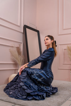 فستان سهرة كحلي طويل بتفاصيل فاخرة وتنورة أنيقة