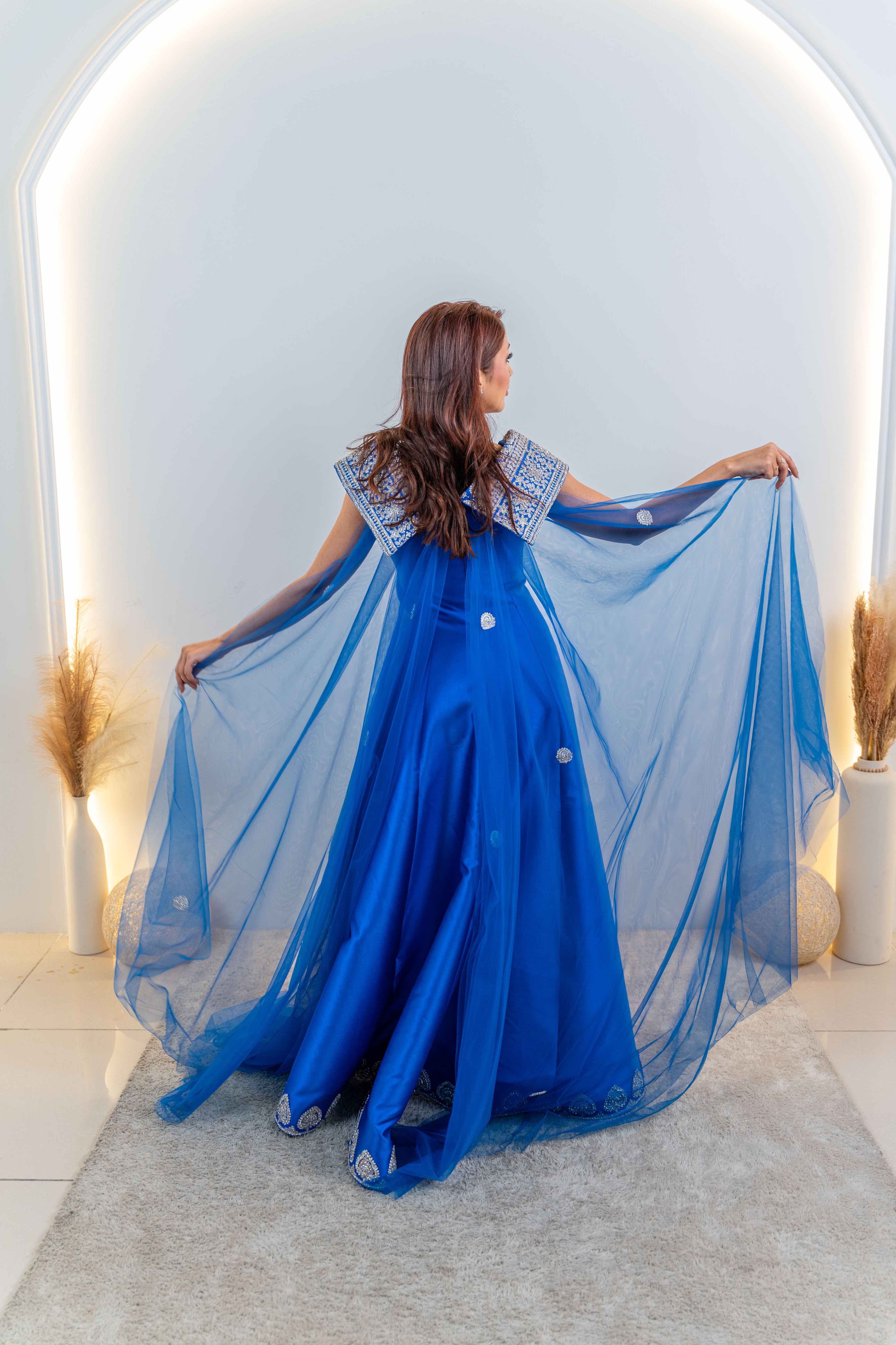 تفاصيل فستان سهرة أزرق فاخر