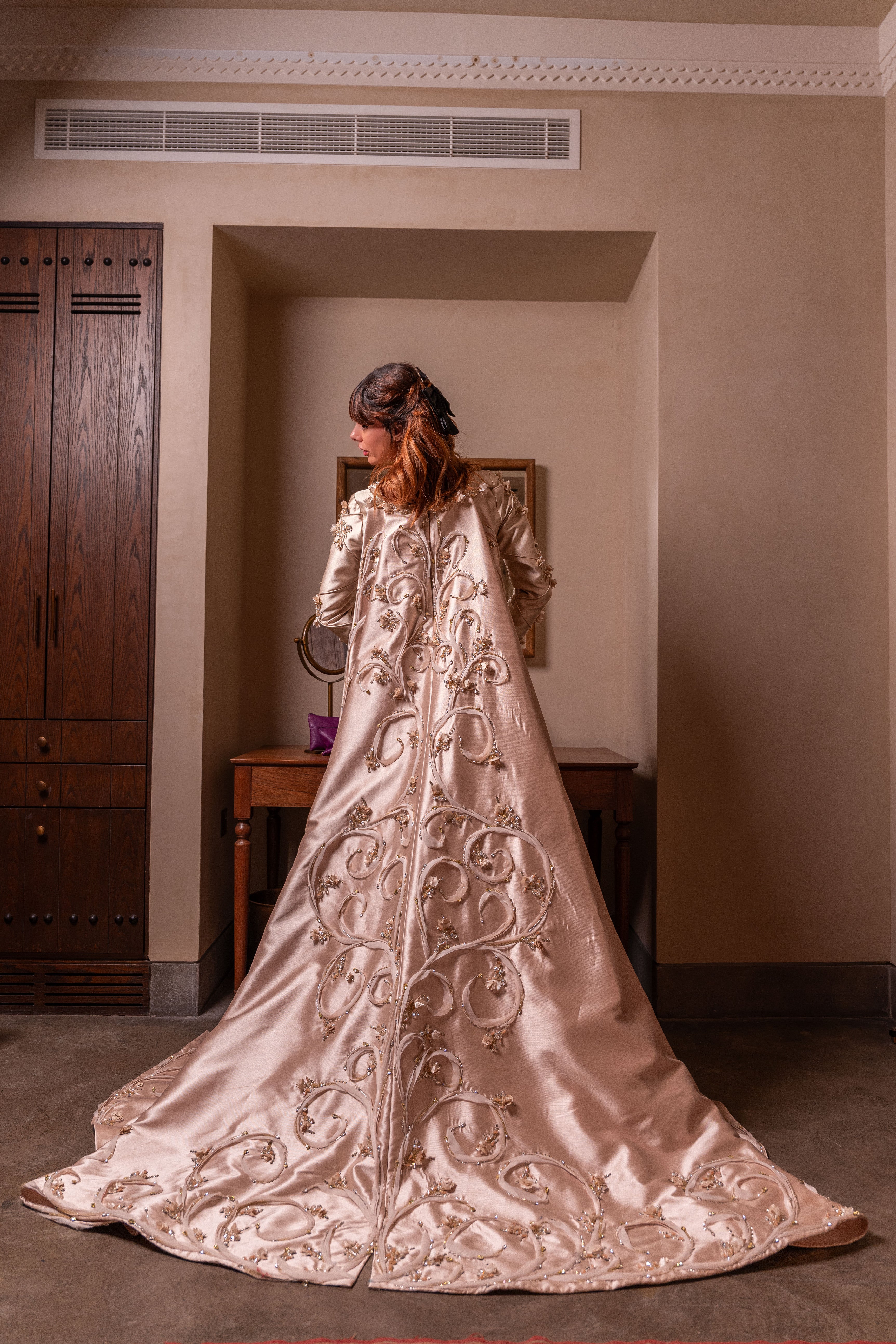 تفاصيل كاب طويل مطرز لفستان سهرة فاخر