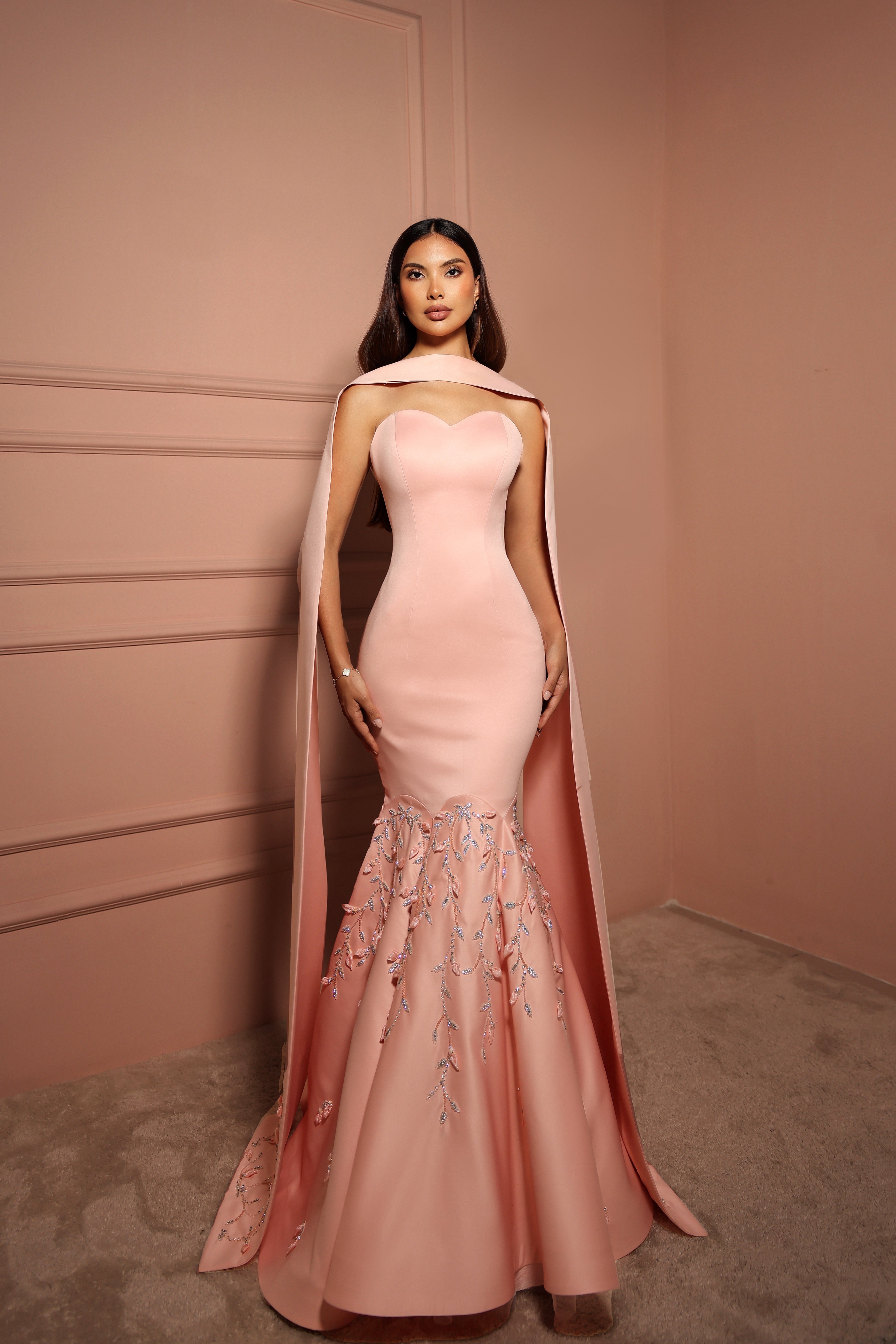 فستان سهرة وردي فاخر مع كاب طويل وشك يدوي كريستالي أنيق