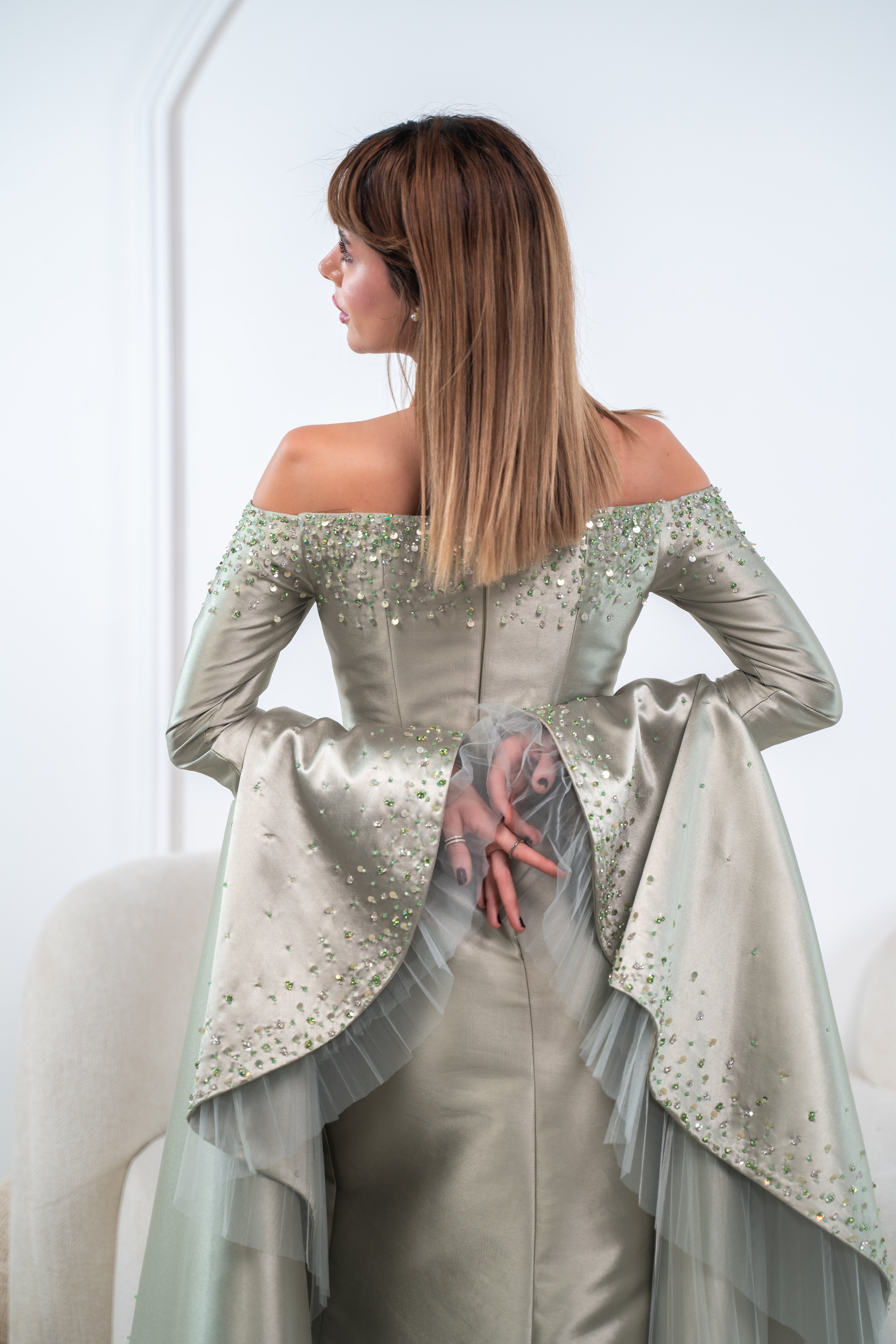 فستان سهرة أخضر زيتوني بتصميم أوف شولدر وأكمام درامية