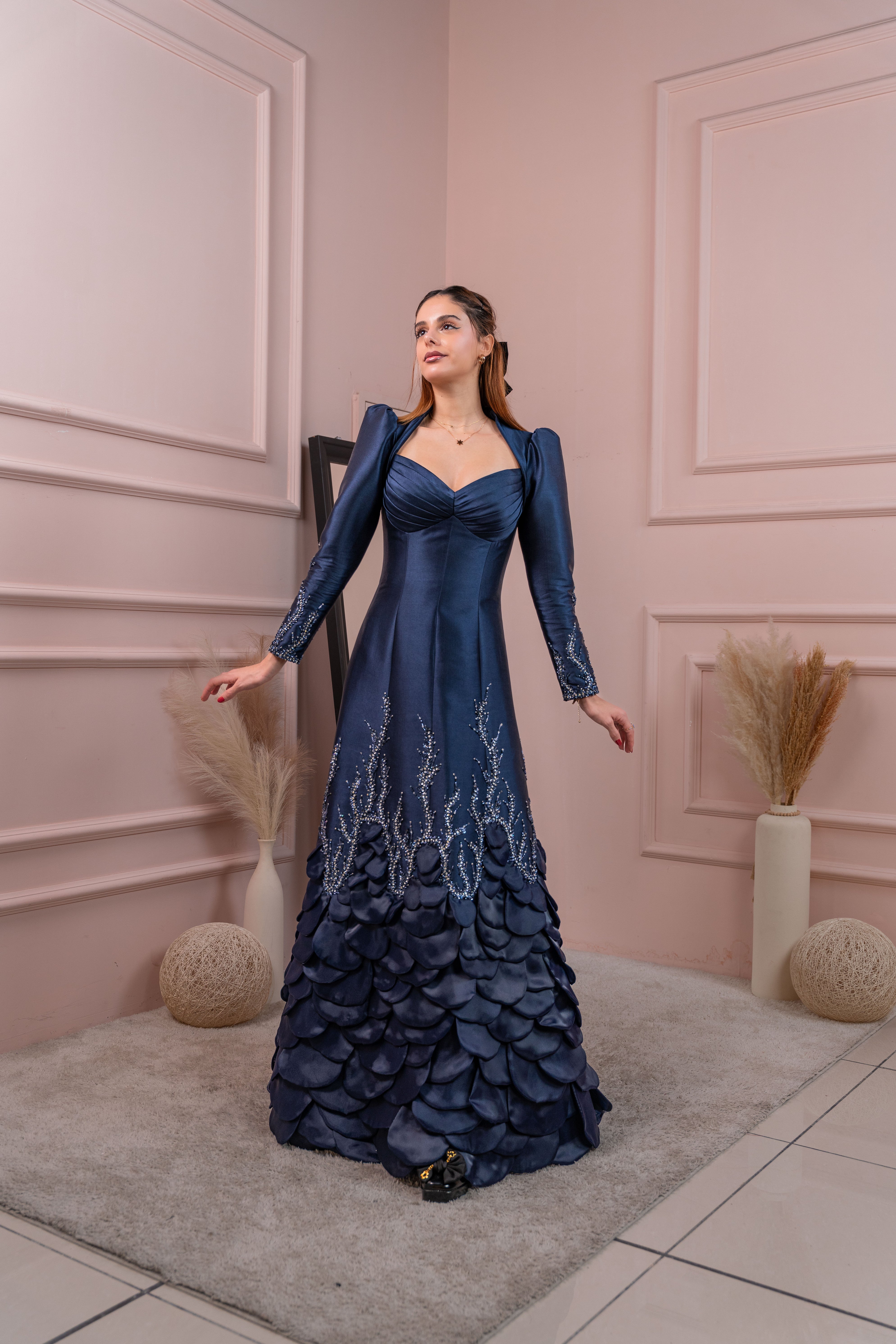 فستان سهرة كحلي فاخر مطرز بالكريستال بتصميم ملكي