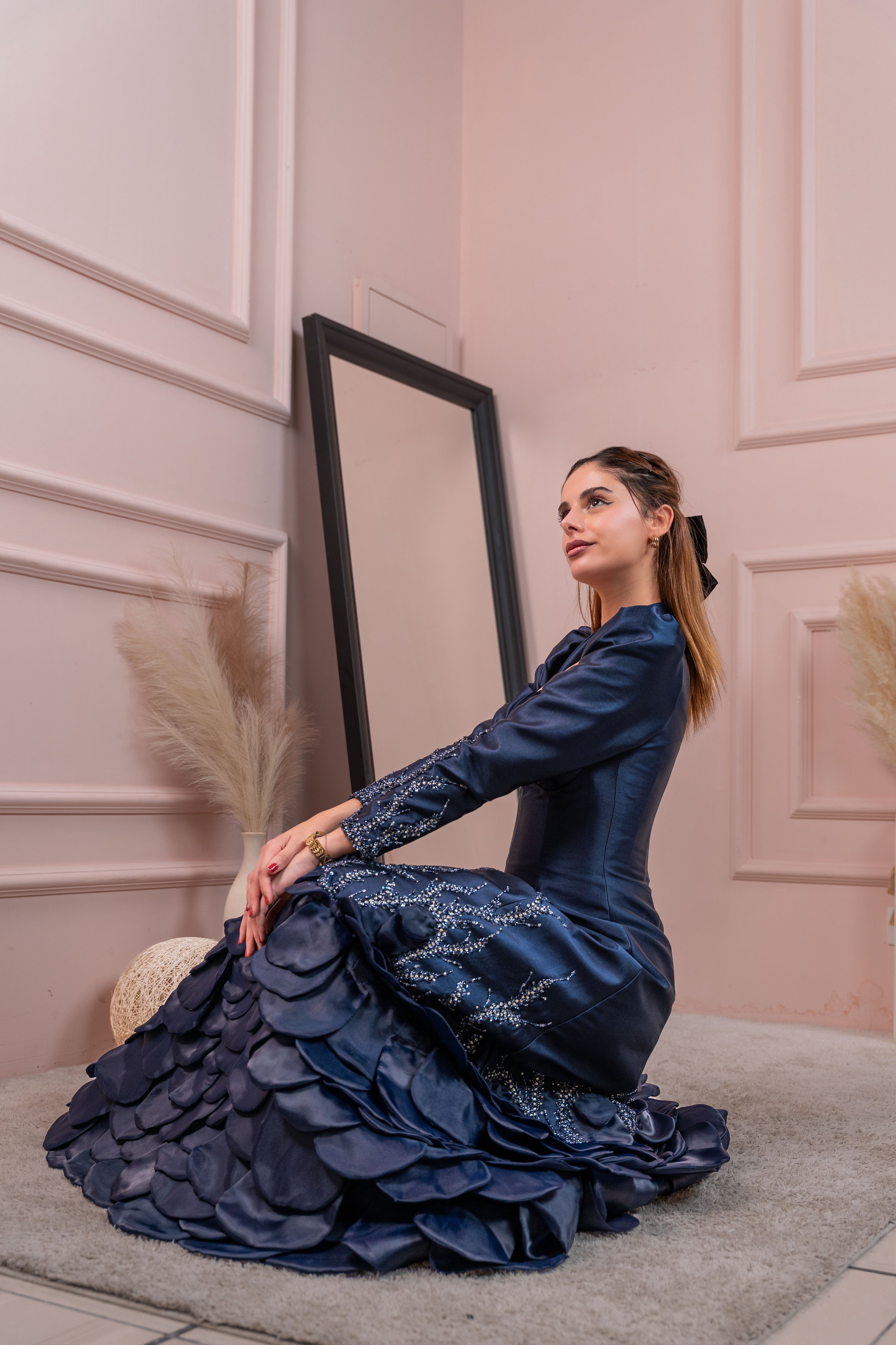 فستان سهرة كحلي طويل بتفاصيل فاخرة وتنورة أنيقة