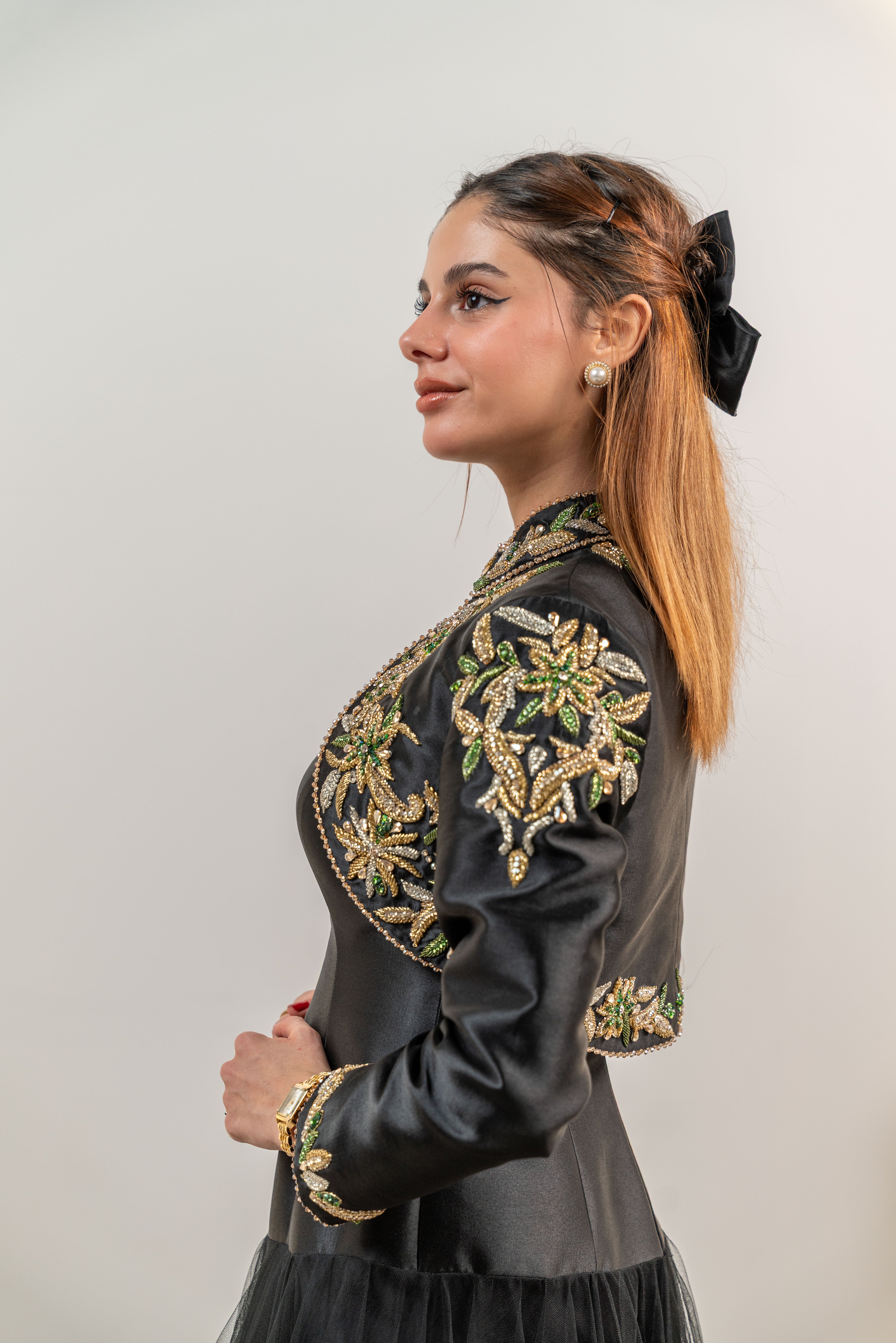 فستان أسود ملكي مطرز بالذهبي بتصميم خليجي فاخر