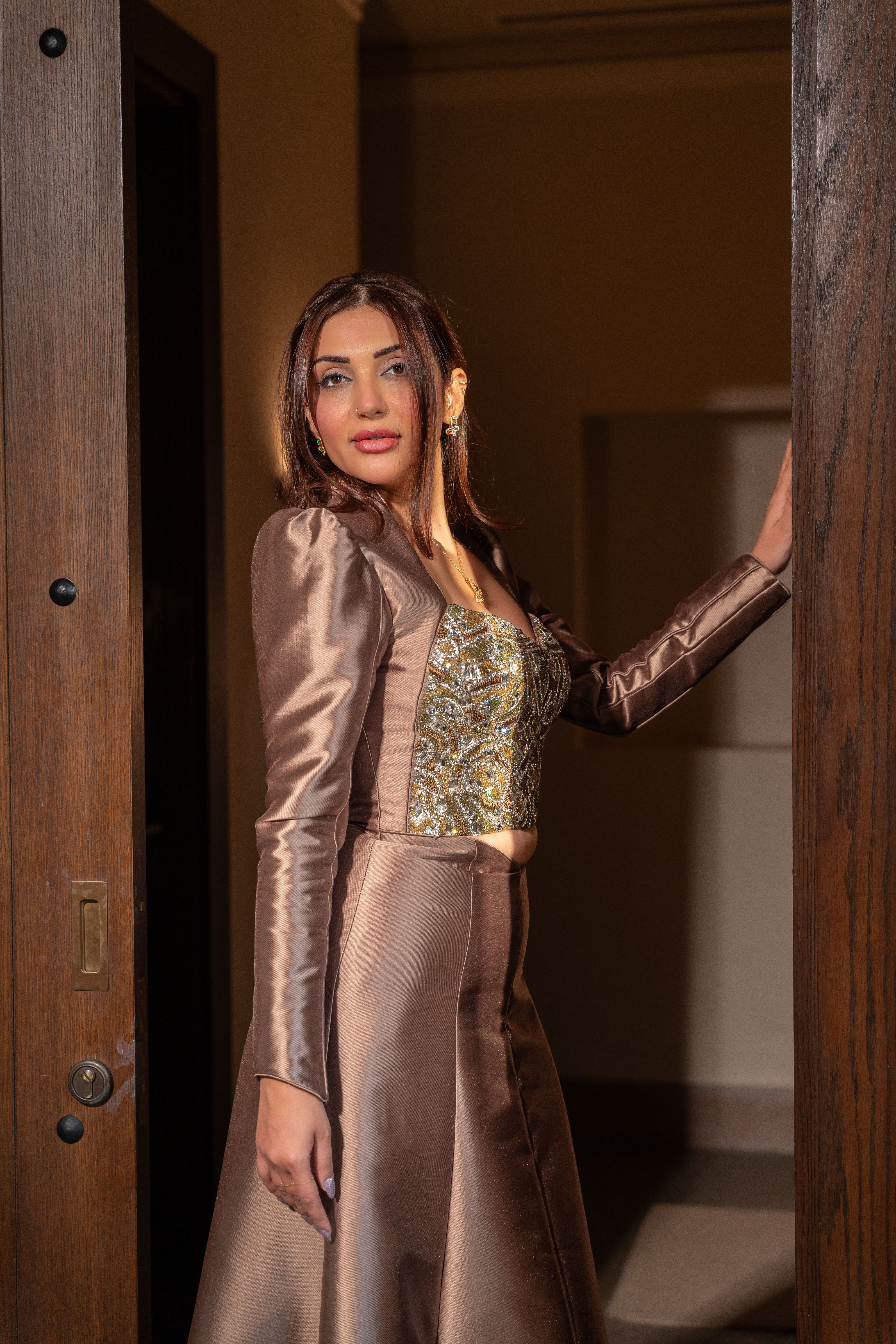 فستان سهرة ساتان بني بتصميم قطعتين أنيق
