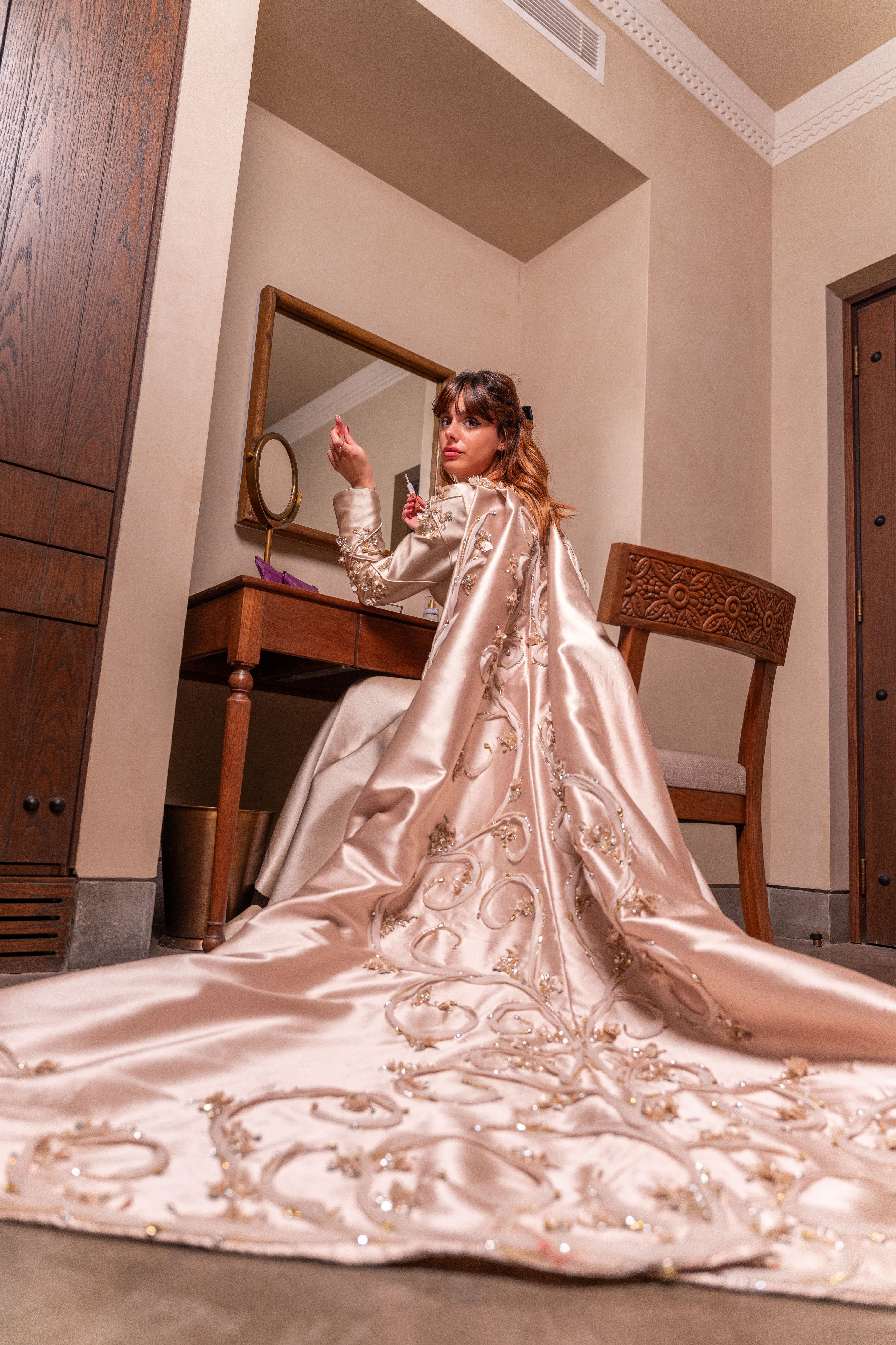 فستان سهرة ذهبي فاخر بكاب طويل مطرز