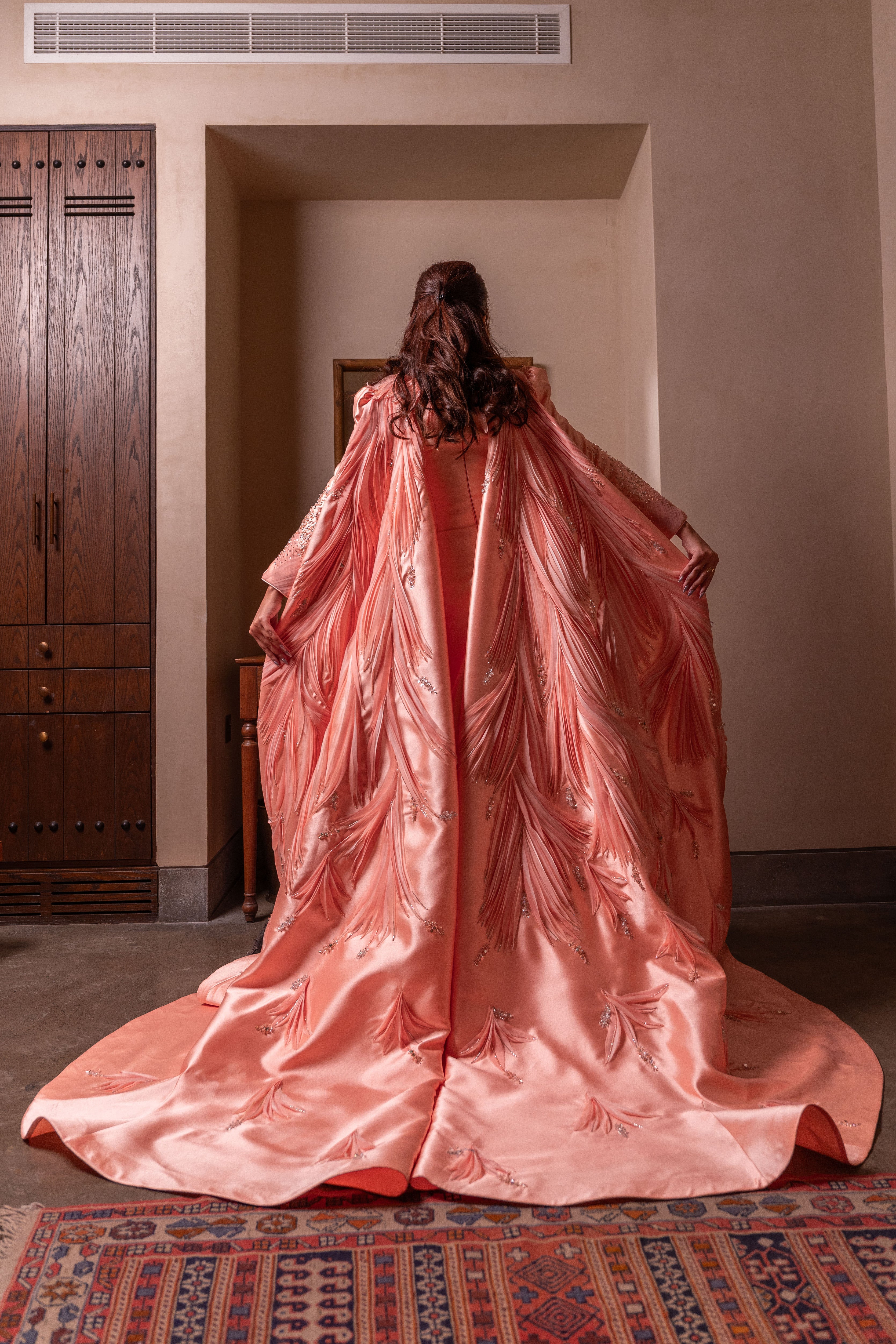 تفاصيل كاب طويل مطرز لفستان سهرة فاخر