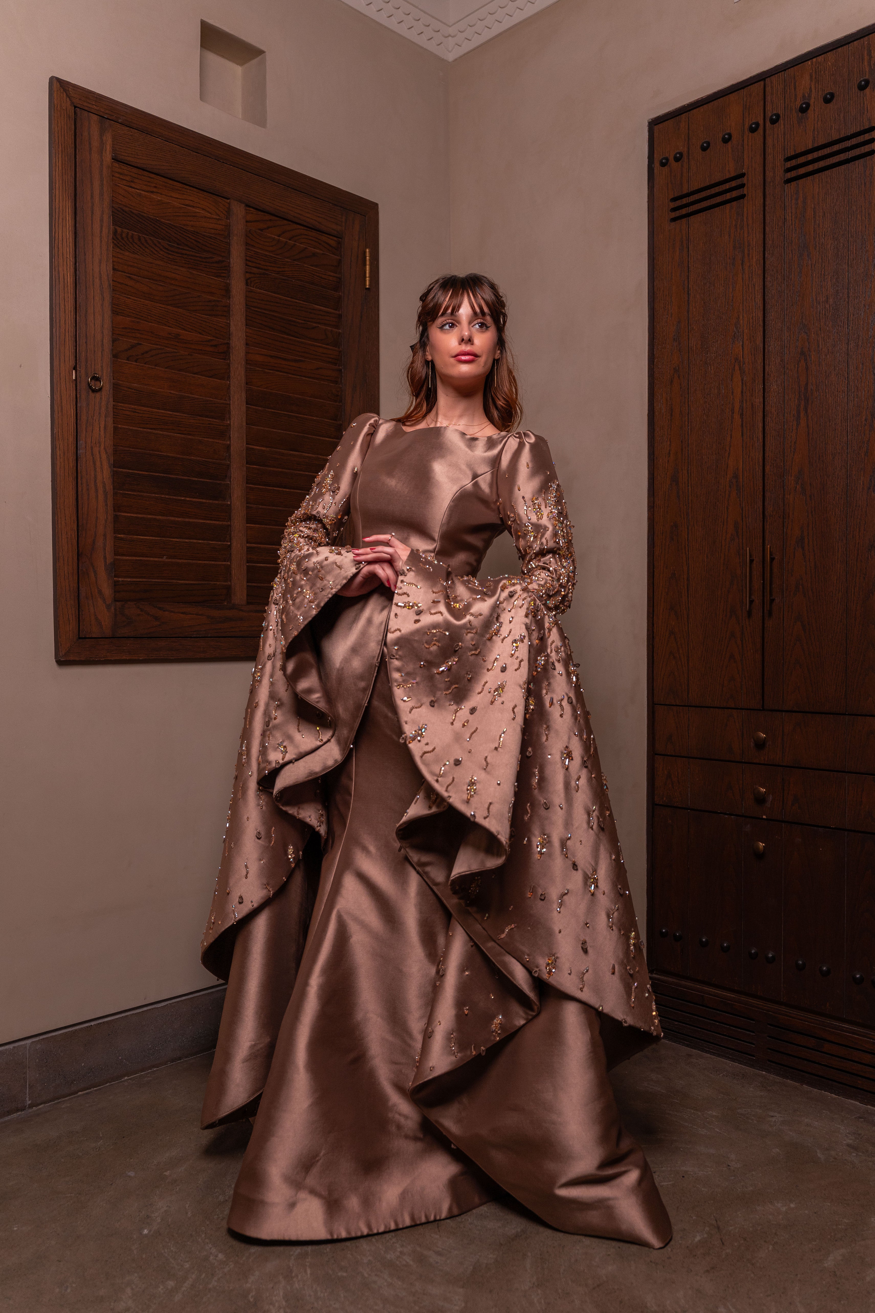 فستان سهرة بني فاخر مع كاب واسع مطرز